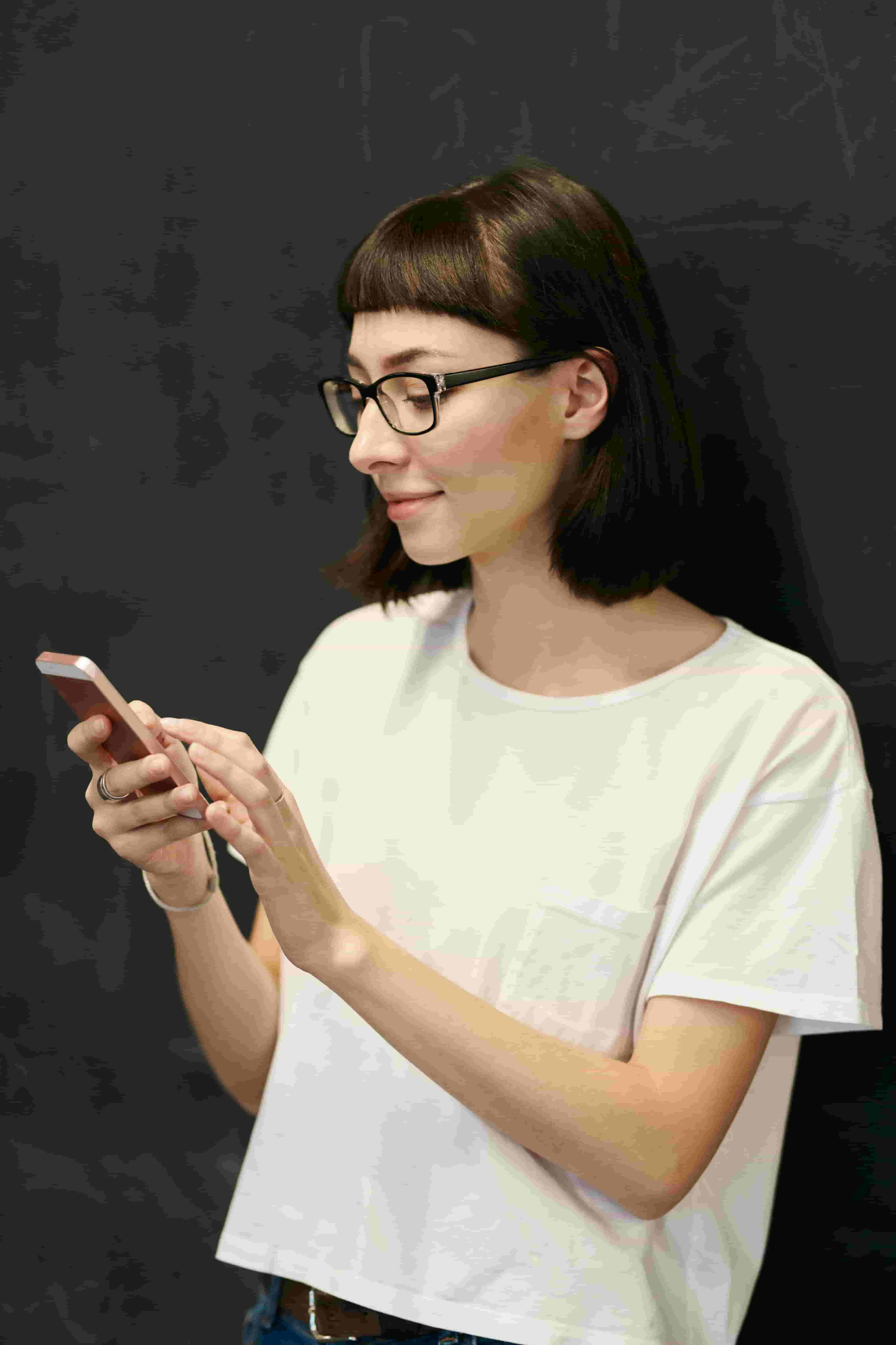 Akıllı telefonunda yapay zeka pratik araçlarını kullanan özgüvenli dil öğrenicisi