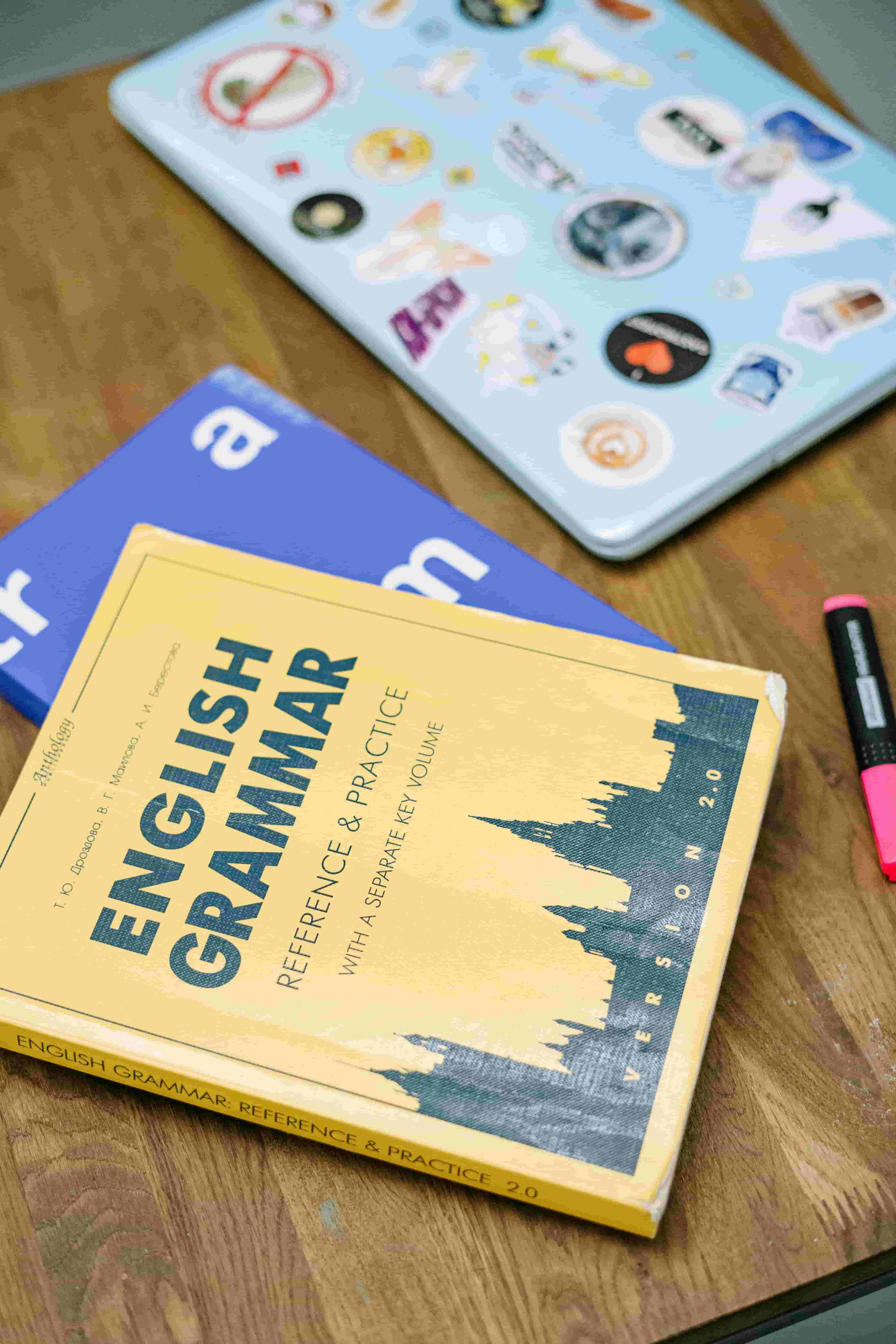 İngilizce öğrenen öğrenci gramer kitabı yerine pratik yapıyor