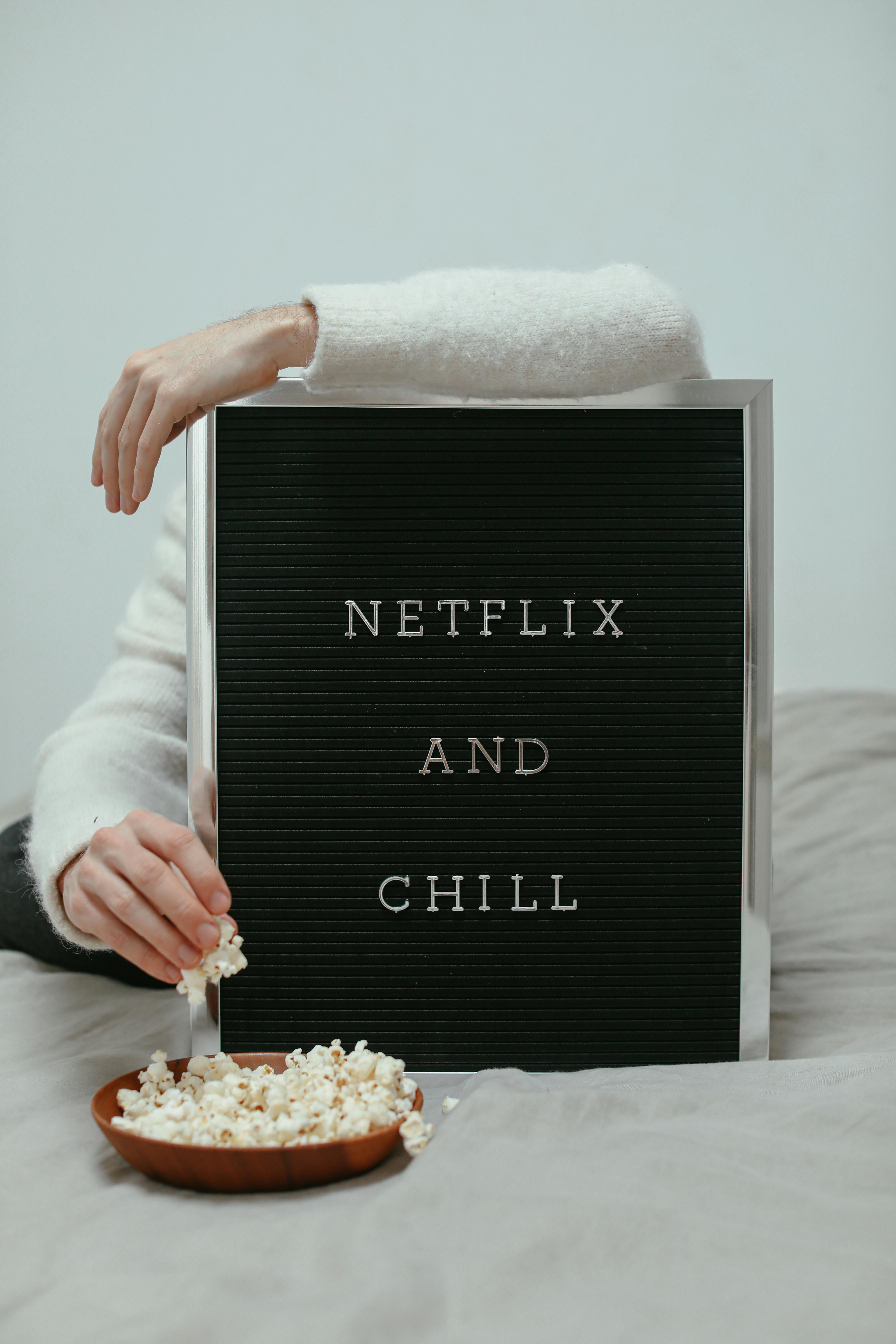 Netflix dizileriyle İngilizce öğrenen bir öğrenci ekrana bakıyor