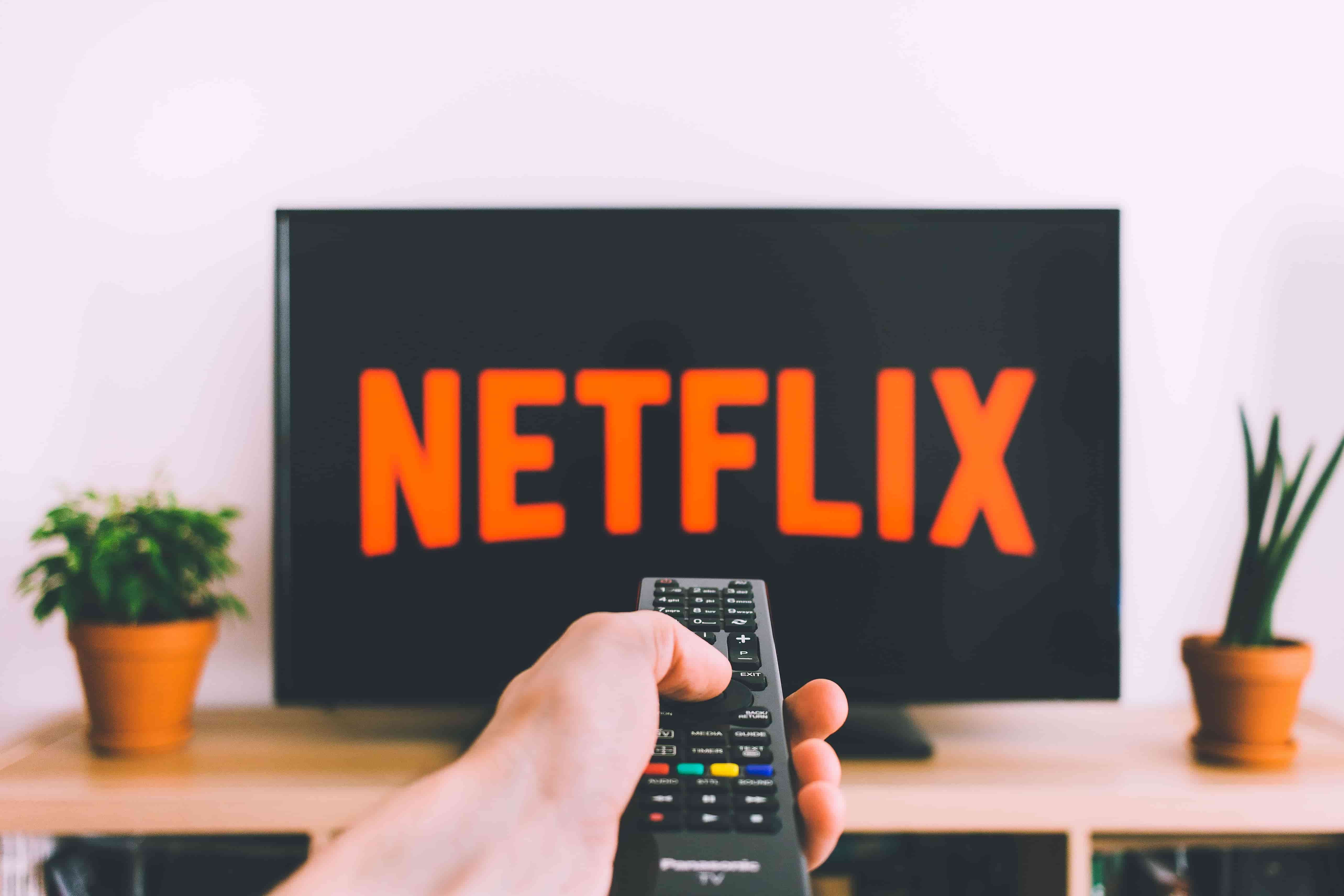 Netflix'te dizi izleyerek İngilizce pratik yapan bir kişi