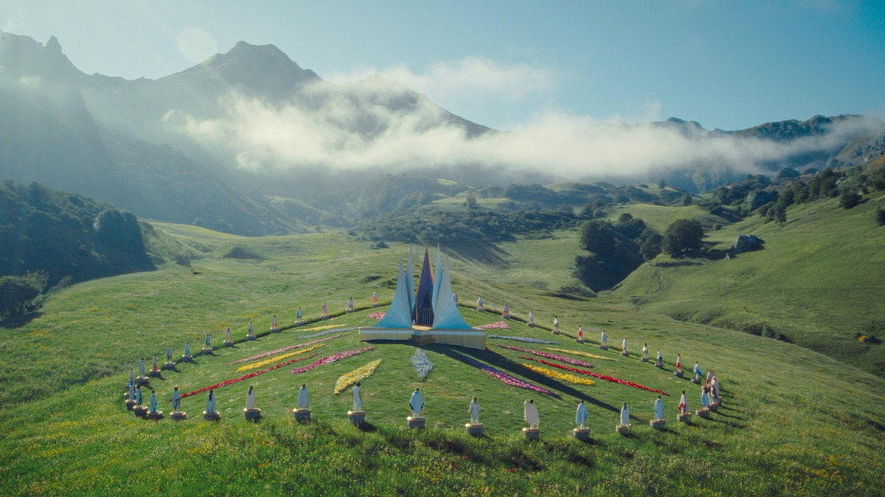 The arena in The Hunger Games: Sunrise on the Reaping, a green mountain meadow with the Cornucopia and tributes standing in a circle